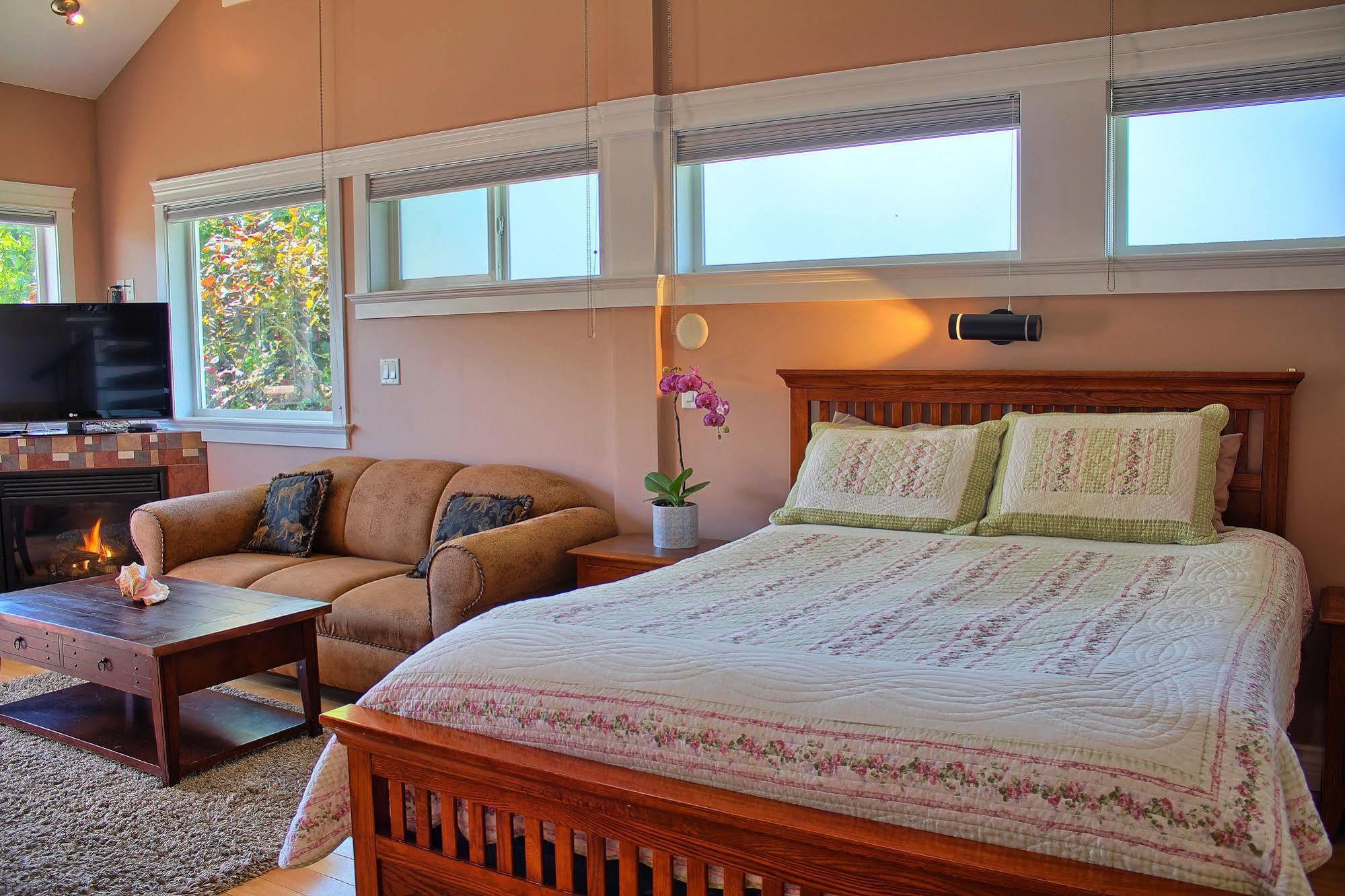 Birds Of A Feather Victoria Oceanfront Studio Suites Colwood 외부 사진