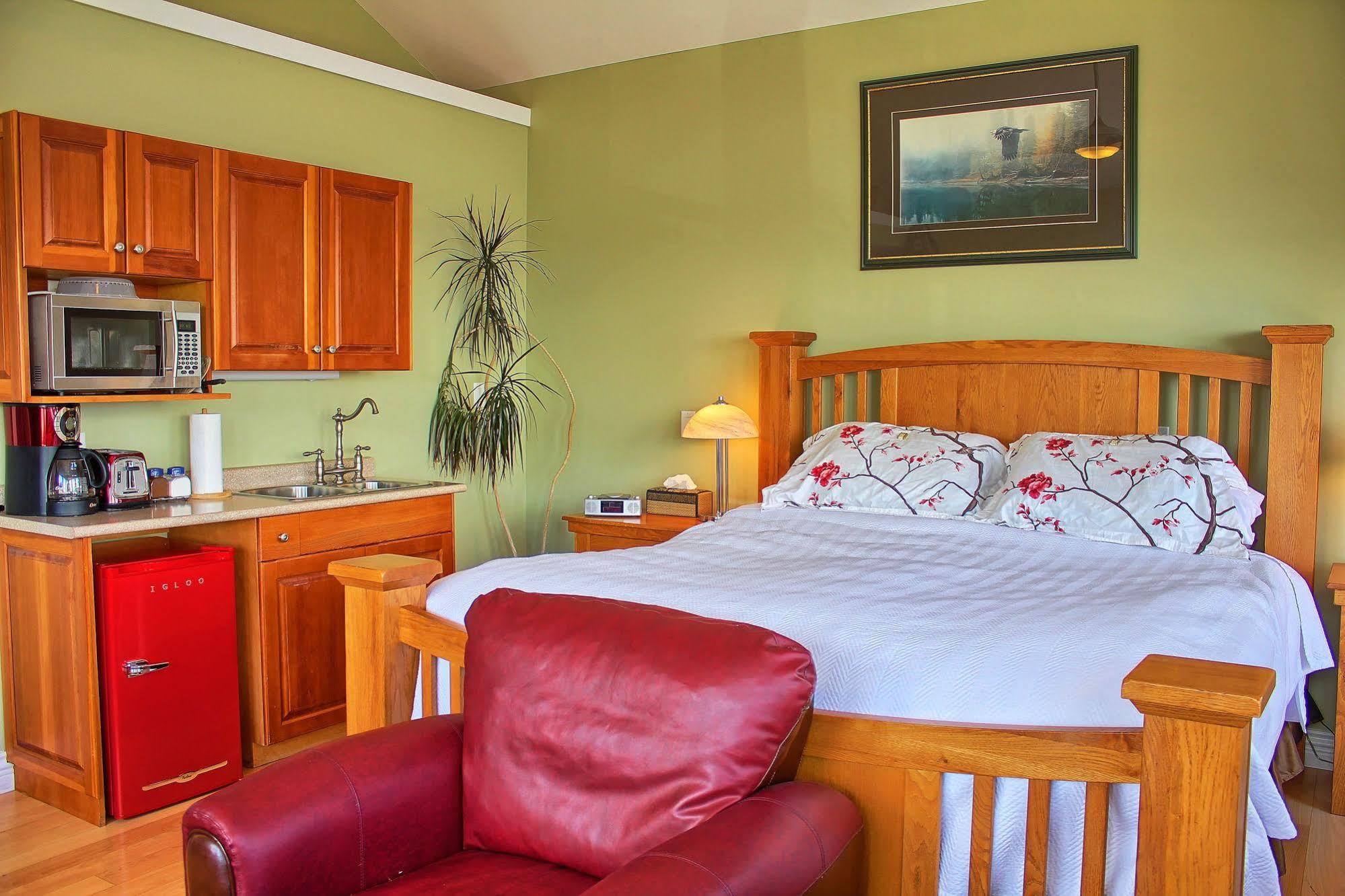 Birds Of A Feather Victoria Oceanfront Studio Suites Colwood 외부 사진